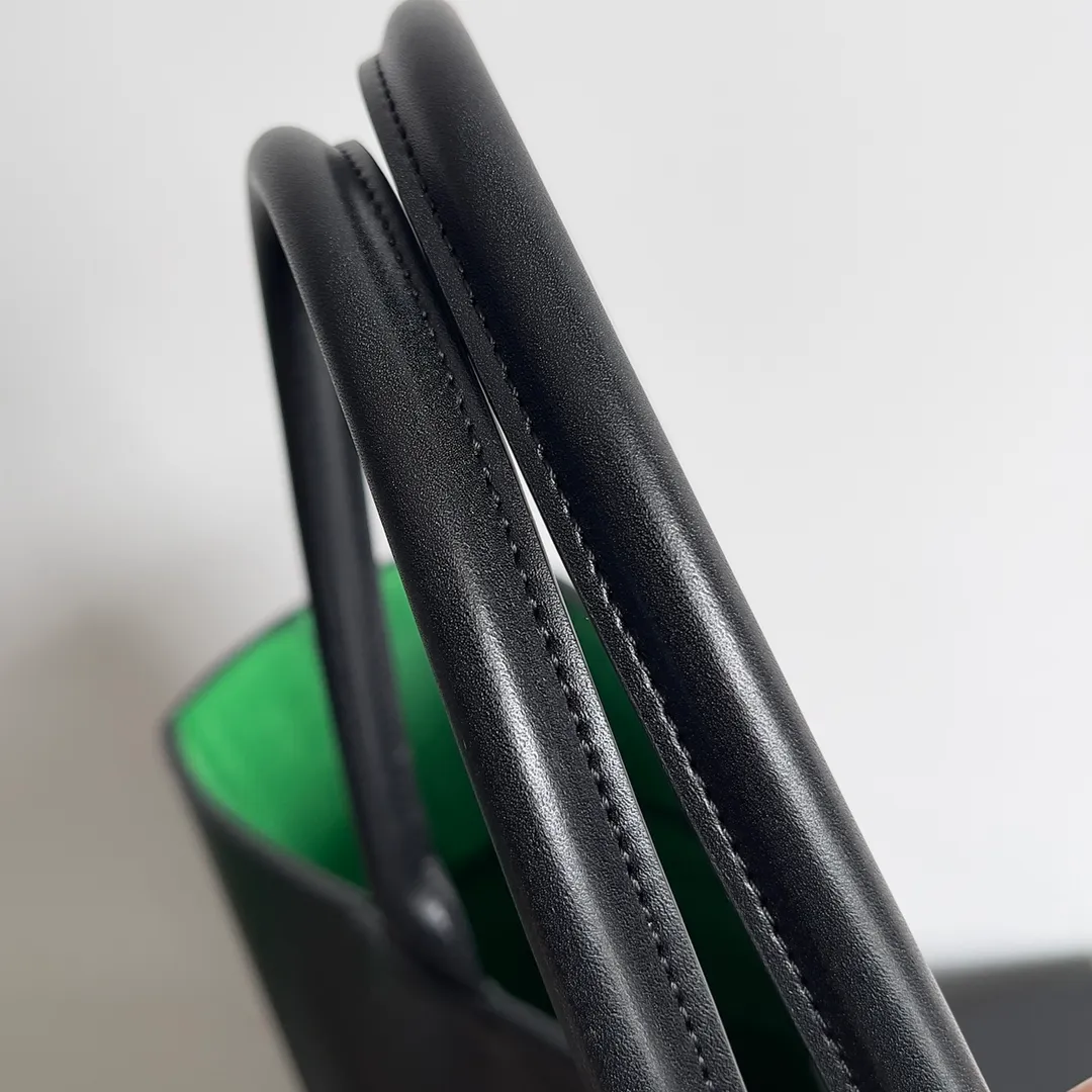 Batch 2560 BV large tote bag finally shipped🔥🔥 The leather feels great! It’s a very low-key bag. The more I look at it, the more I like it. I usually go out for rides and planes because I have a lot of things and need to carry a computer. Carrying a bag like this is all it takes. It comes with a small bag for storage, which is very convenient. Style number: 680165 Size 47✖️13✖️33